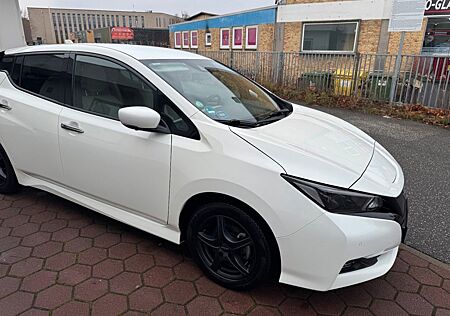 Nissan Leaf 150 PS 40KWH TEKNA Weiß