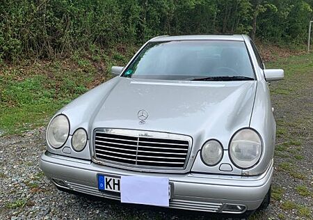 Mercedes-Benz 280 E Avantgarde V6 Motor