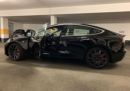 Tesla Model 3 Allradantrieb mit Dualmotor Performa...