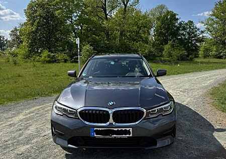 BMW 318d Touring G21 *AHK*CARPLAY* SCHECKHEFT*