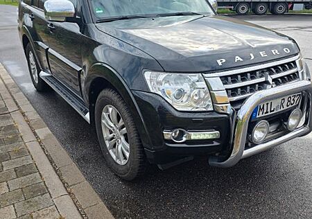Mitsubishi Pajero 3,2 DI-D 4WD Diamant Edition Automati...