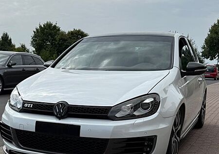 VW Golf Volkswagen 2.0 TSI GTI adidas GTI