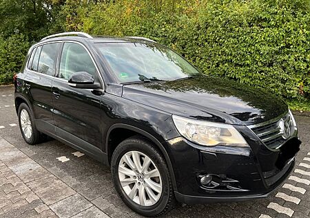 VW Tiguan Volkswagen 2.0 TDI NAVI*LEDER*XENON*PANO*AHK*RFK*17