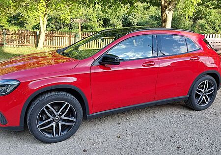 Mercedes-Benz GLA 200 - Style *7G-DCT*LED*PANORAMA*AHK*NIGHT