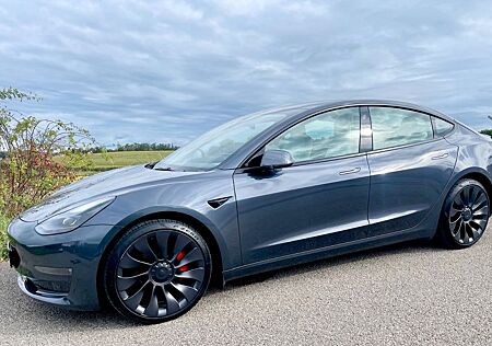 Tesla Model 3 Allradantrieb mit Dualmotor Performa...