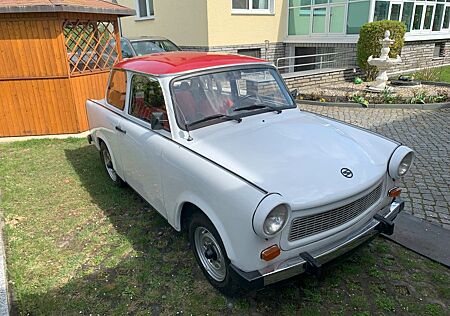 Trabant 601 601s mit Schraubenfedern und Anhängerkupplung