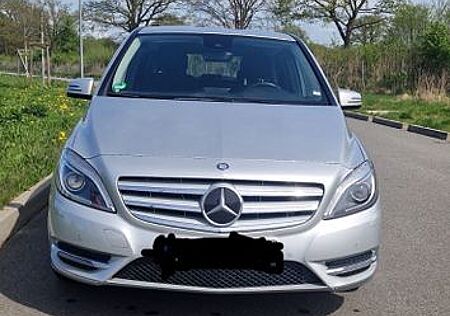 Mercedes-Benz B 180 -