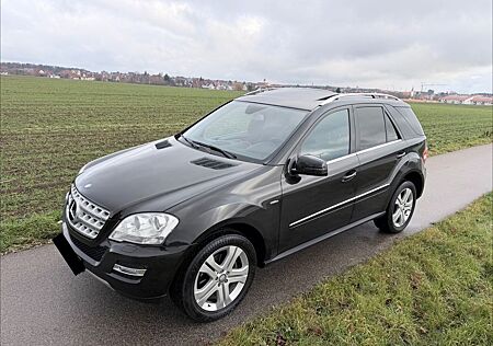 Mercedes-Benz ML 300 4MATIC Leder,Navi,Xenon,S-Dach,AHK,TÜV