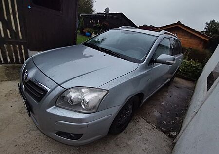 Toyota Avensis Travel 2,2-l-D-CAT Travel