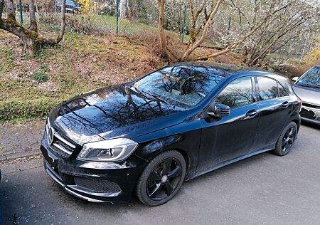 Mercedes-Benz A 180 AMG Line schwarz 50t km