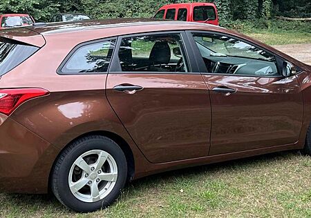 Hyundai i30 CW 1.4 CRDi Classic: Navi, Klima,8fach-Berei