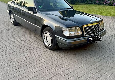 Mercedes-Benz 220