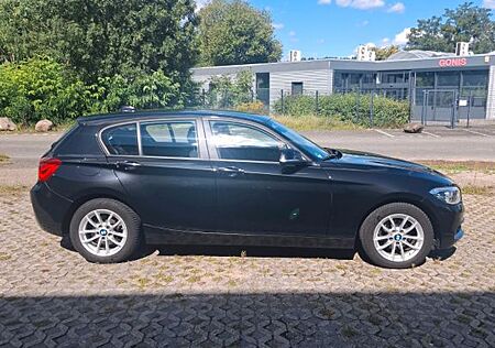 BMW 118d Advantage LED SHZ PDC Scheckheft