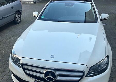 Mercedes-Benz E 220 d Autom. - Pano Widescreen 19 Zoll Sommer