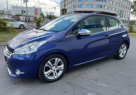 Peugeot 208 Allure*Navi*Leder*Klimaaut.*2.Hand*Bluetooth