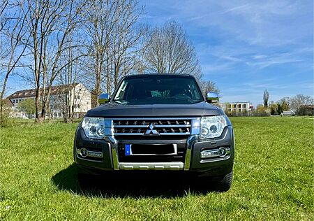 Mitsubishi Pajero 3,2 DI-D 4WD Automatik TÜV NEU / Standh