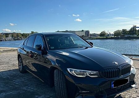 BMW 330e Sport Line PANO/ H&K/ HUD/ LASERLICHT