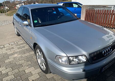 Audi S8 4.2 quattro -