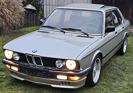 BMW 524TD E28 (Recarositze aus den E12 M535i)