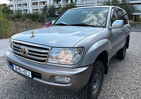Toyota Land Cruiser 105 in Pristine Condition