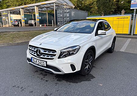 Mercedes-Benz GLA 180 DCT - PANO/AUTOM/RÜCKF