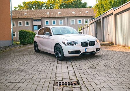 BMW 118i Sport Line (NAV/eSD/XENON)