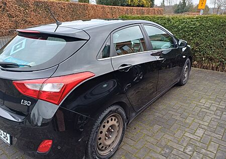 Hyundai i30 blue 1.6 CRDi 81kW Trend Trend
