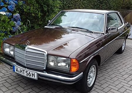 Mercedes-Benz 230 W123 230c