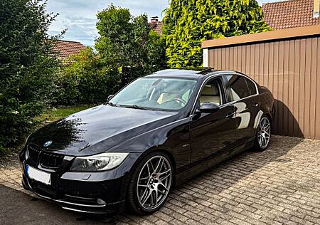 BMW 330D ABSOLUTE VOLLAUSTATTUNG!! SEHR SAUBER!!