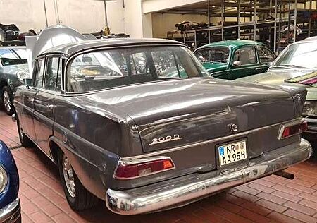 Mercedes-Benz 200 D Heckflosse