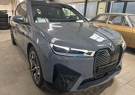 BMW iX xDrive40 Sport 22 Zoll AHK Autobahnass