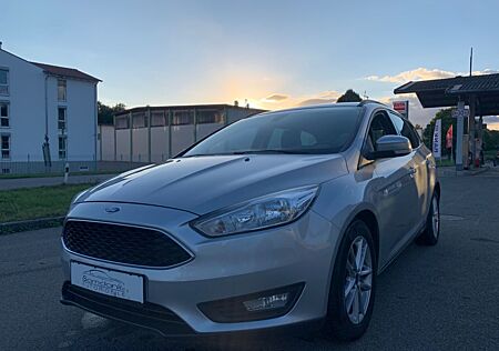 Ford Focus Turnier Business/NAVI/TAGFAHRLICHT/BLUET.