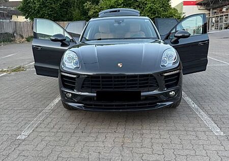Porsche Macan - -