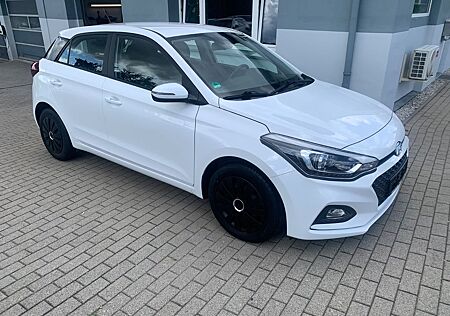 Hyundai i20 1,2 AHK Temp. Shzg PDC Klima Navi BT 56TKM