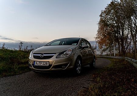 Opel Corsa SHZ, Klima, 8-Fach bereift