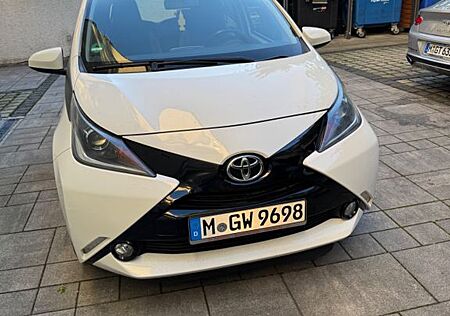 Toyota Aygo (X) Aygo (X) 1,0-l-VVT-i x-play x-play