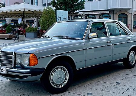 Mercedes-Benz 230 E Automatik, 2.Hand, MB-Scheckheft, rostfrei