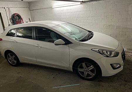 Hyundai i30 blue 1.6 CRDi 81kW Trend Trend