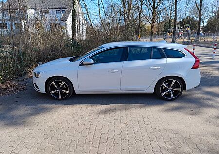 Volvo V60 R-Design T3 2.0 Benzin 152PS WR