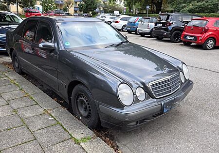 Mercedes-Benz E 240 Classic 2,6