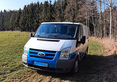 Ford Transit mit Camperausbau