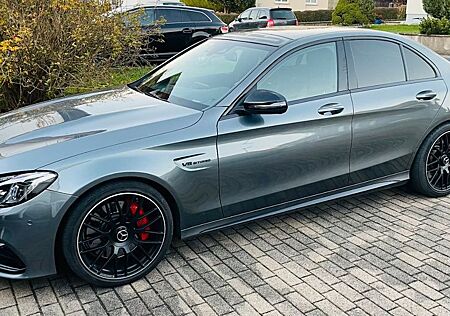 Mercedes-Benz C 63 AMG Mercedes Schmuckstück 585 PS und 850N