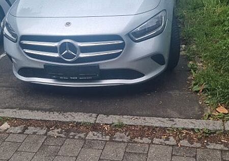 Mercedes-Benz B 180 DCT -