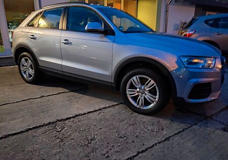 Audi Q3 Navi Sitzheizung/ Tempomat/ AHZV