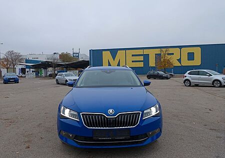 Skoda Superb Combi Premium Edition Xenon Leder Navi