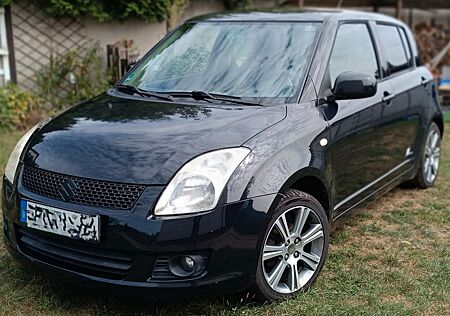 Suzuki Swift 1.3 Black and White