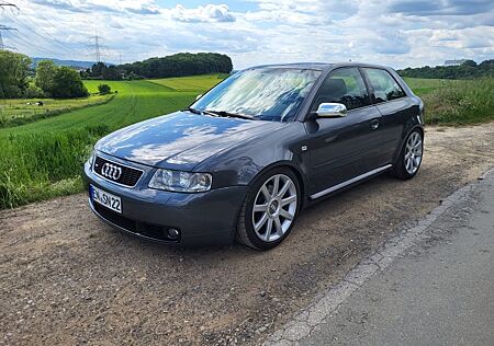 Audi S3 1.8T quattro -