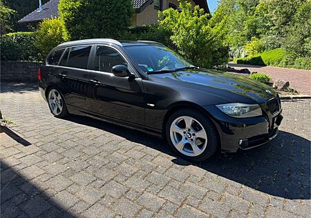 BMW 320i Touring - Keyless-Go, Panorama, Navi, AHK