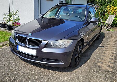 BMW 318i touring (E91), Grau-Met., Advantage-Paket