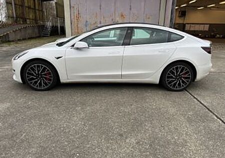 Tesla Model 3 Allradantrieb mit Dualmotor Performa...